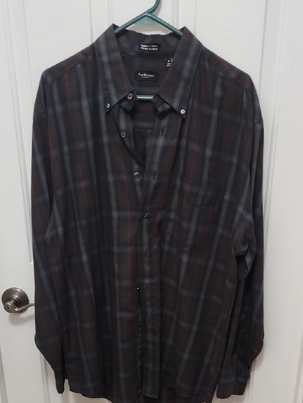 Van Heusen Men’s Black and Gray Plaid Long-Sleeve Button-Down Shirt